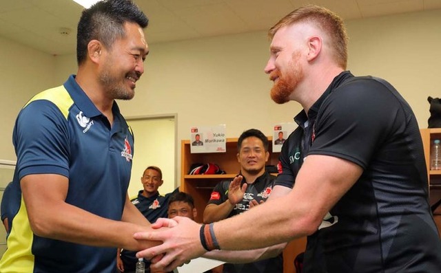 固い握手<br>
リポビタンDチャレンジカップ2021 日本代表(JAPAN XV) 戦